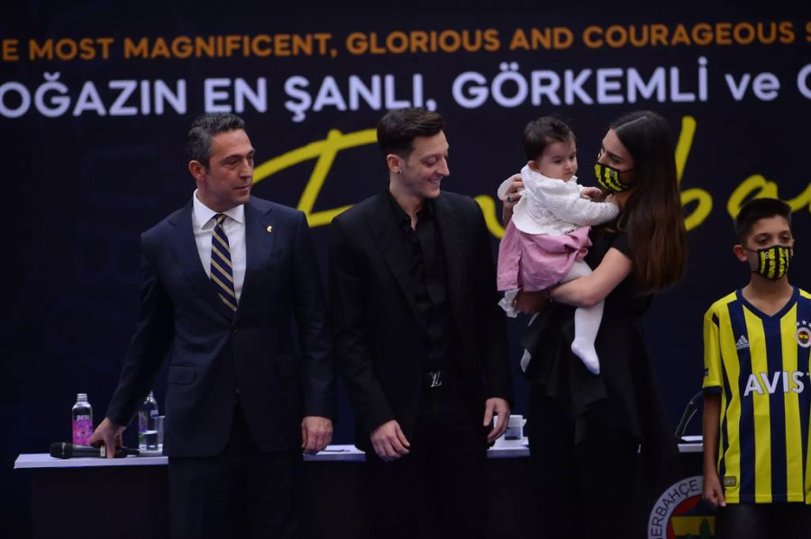 Mesut Özil mit seiner Familie bei der Präsentation in Istanbul.