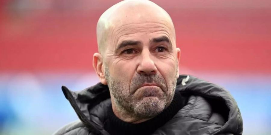 Lobt die Spieler von Bayer Leverkusen für ihre Disziplin im Umgang mit der Pandemie: Trainer Peter Bosz. Foto: Ina Fassbender/AFP/Pool/dpa