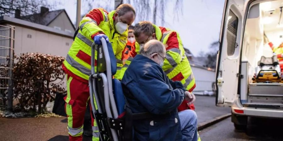 Einsatzkräfte evakuieren einen Bewohner in Göttingen. Foto: Swen Pförtner/dpa