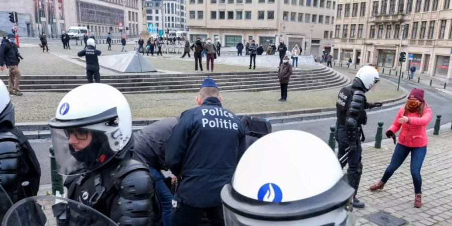 Polizisten nehmen Demonstranten fest