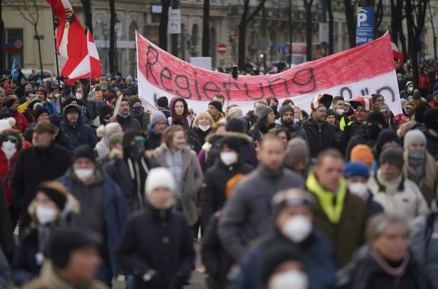 An der Demonstration gegen die Coronavirus Massnahmen hielten sich die Teilnehmer nicht an Abstand- oder Maskenregeln.