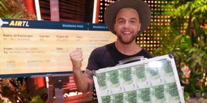 Filip Pavlovic jubelt über seinen Sieg bei der RTL-«Dschungelshow». Foto: Stefan Gregorowius/RTL/dpa pavlovic