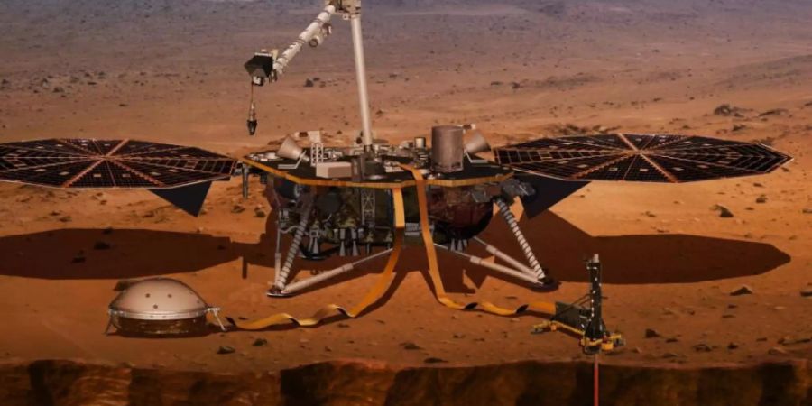 Die Nasa-Sonde InSight auf der Marsoberfläche. Der Bohrer im Bild rechts hat nun endgültig versagt, weil die Bodenbeschaffenheit problematischer ist als angenommen. (Pressebild DLR)