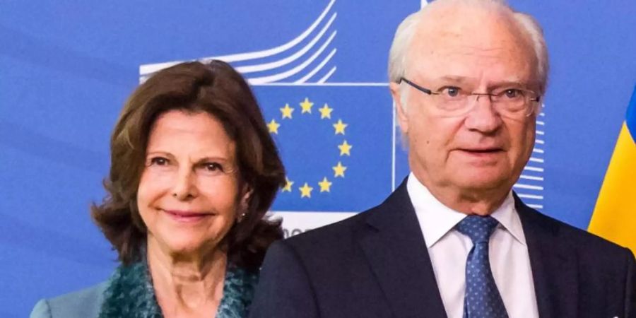 König Carl Gustaf von Schweden und seine Frau, Königin Silvia, haben sich gegen Corona impfen lassen. Foto: Geert Vanden Wijngaert/AP/dpa