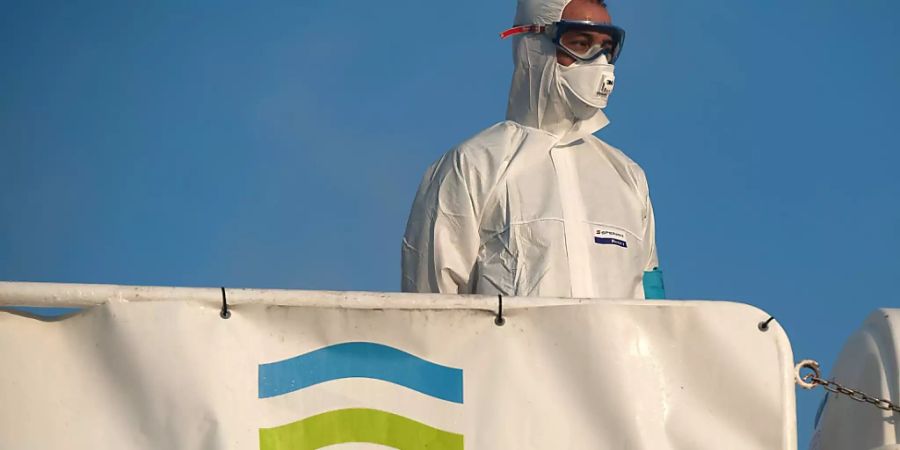 ARCHIV - Ein Mitglied der Europäischen Agentur für die Grenz- und Küstenwache (Frontex) steht auf einem Patrouillenboot am Hafen von Malaga in Spanien. Foto: Jesus Merida/SOPA Images via ZUMA Wire/dpa