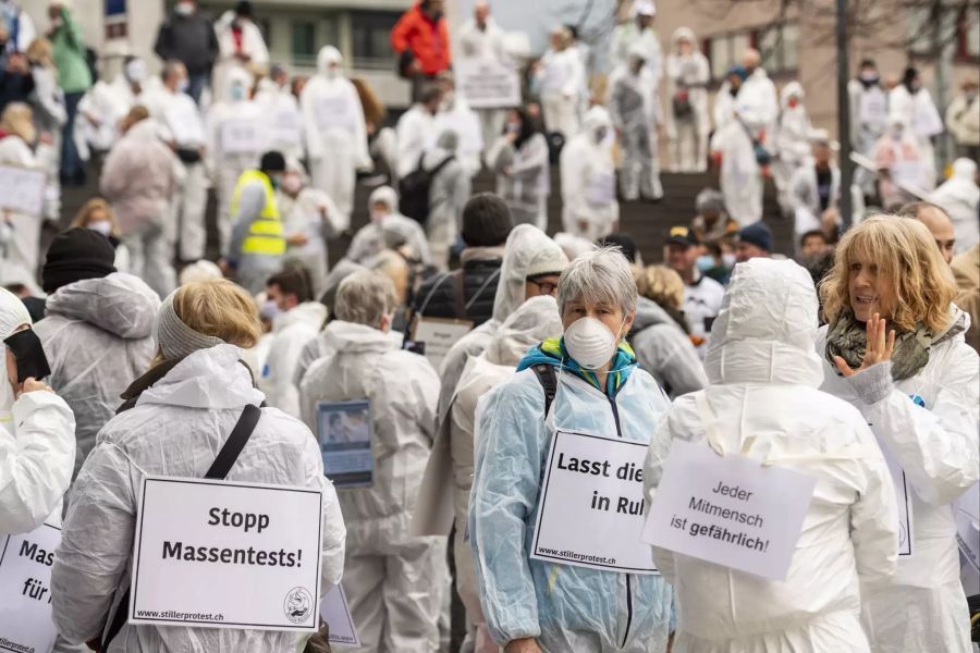 Auf Schildern teilten die Demonstranten ihren Protest mit.