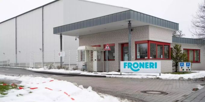 Blick auf die Eisfabrik von Froneri. In dem Werk ist es zu einem grösseren Corona-Ausbruch gekommen. Foto: Friso Gentsch/dpa Blick auf die Eisfabrik von Froneri. In dem Werk ist es zu einem grösseren Corona-Ausbruch gekommen. Foto: Friso Gentsch/dpa