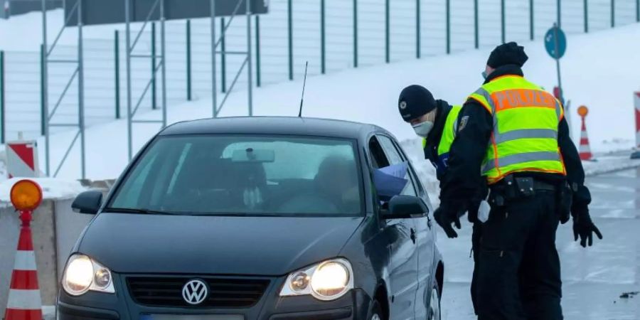 Zwei Polizisten der Bundespolizei bei der Kontrolle von Reisenden und Pendler auf dem Parkplatz Am Heidenholz an der A17 nahe Breitenau. Foto: Daniel Schäfer/dpa-Zentralbild/dpa