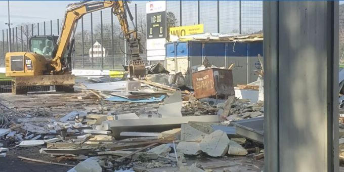 Neues Garderobengebäude Im Rohr: Abbrucharbeiten in vollem Gange.