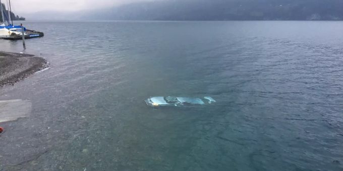 Bachhorn GL: Auto mit Anhänger rutscht in See. Bachhorn GL: Auto mit Anhänger rutscht in See