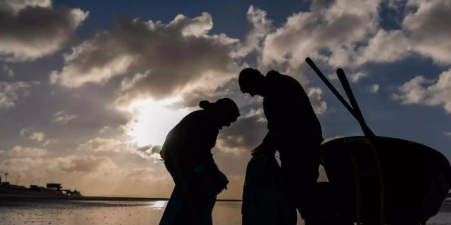 Zwei Jahre nach der Havarie des Riesenfrachters in der stürmischen Nordsee drängen Kommunalpolitiker und Naturschützer weiter darauf, Konsequenzen aus dem Unglück zu ziehen. Foto: Mohssen Assanimoghaddam/dpa