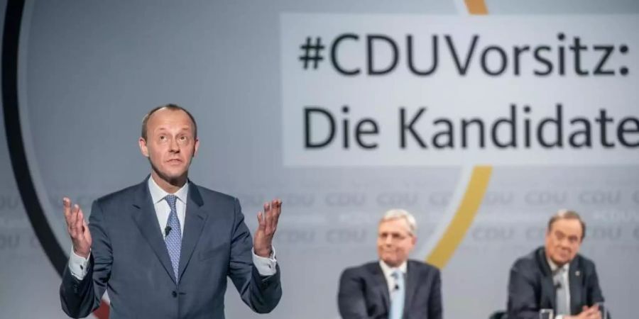 Friedrich Merz (l) versichert im Fall seiner Wahl zum CDU-Chef, einen Bruch mit der Ära Merkel verhindern zu wollen. Foto: Michael Kappeler/dpa