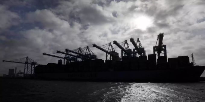 Die Silhouette eines Containerschiffes zeichnet sich im Hafen von Rotterdam gegen die Sonne ab. Hier haben Zöllner 2020 rund 40 Tonnen Kokain sichergestellt. (Archivbild). Foto: Peter Dejong/AP/dpa Die Silhouette eines Containerschiffes zeichnet sich im Hafen von Rotterdam gegen die Sonne ab. Hier haben Zöllner 2020 rund 40 Tonnen Kokain sichergestellt. (Archivbild). Foto: Peter Dejong/AP/dpa