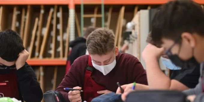 Schüler mit Masken. (Symbolbild) masken