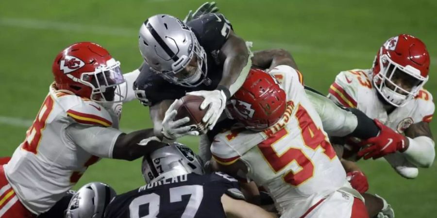 Auch die NFL kämpft mit den Problemen der Corona-Pandemie. Foto: Isaac Brekken/AP/dpa