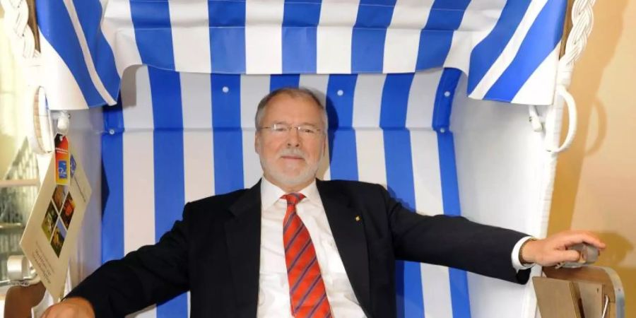 Der Ministerpräsident von Mecklenburg-Vorpommern, Harald Ringstorff, sitzt während seines Abschiedsempfangs im Jahr 2008 in Schwerin in einem Strandkorb, den er zuvor als Geschenk erhalten hatte. Foto: Jens Büttner/dpa-Zentralbild/dpa