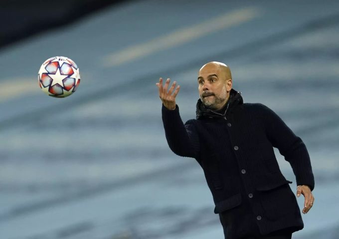 Pep Guardiola, Trainer von Manchester City, wirft einen Ball. Pep Guardiola Manchester City