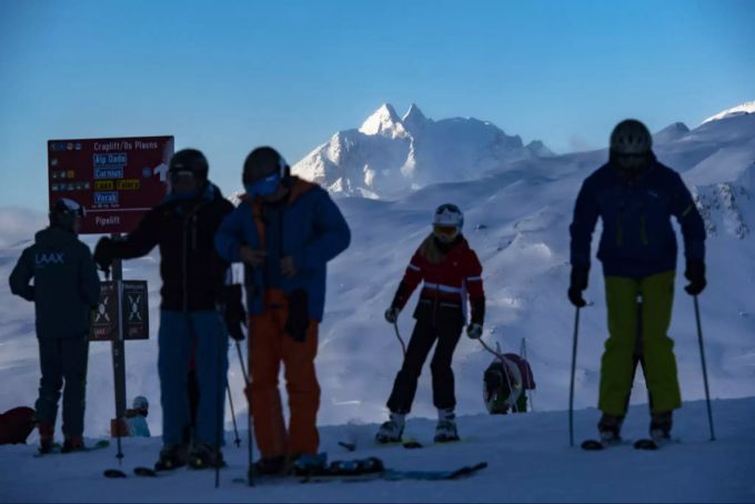 Wintersportler im Skigebiet Flims Laax Falera im Dezember 2020. Skifahren