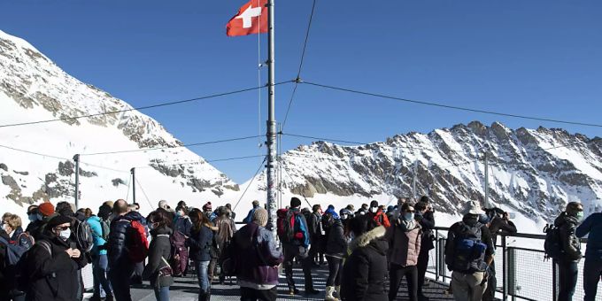 Touristen stehen auf der Aussischtsplattform Sphinx auf 3454 Meter über Meer: die Corona-Pandemie liess die Besucherzahlen auf dem Jungfraujoch einbrechen (Archivbild). Jungfraujoch