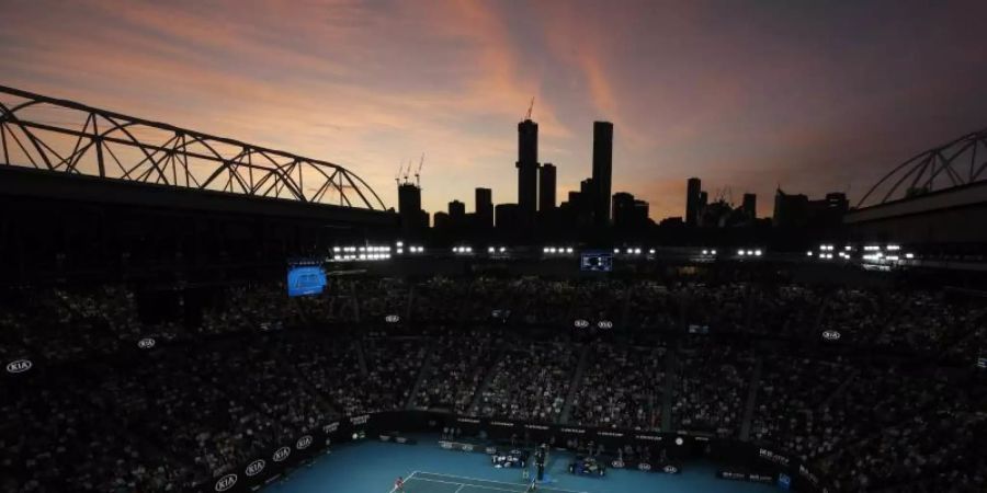 Die Quarantäne-Unterbringung der anreisenden Tennisprofis hat die Veranstalter der Australian Open vor neue Probleme gestellt. Foto: Andy Wong/AP/dpa