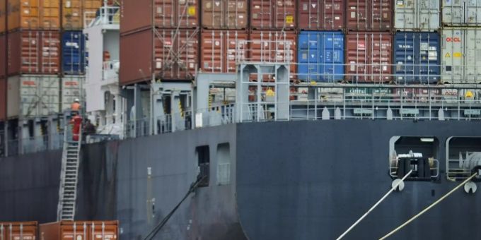 Abbildung eines Frachtschiffs mit Containern. norwegen