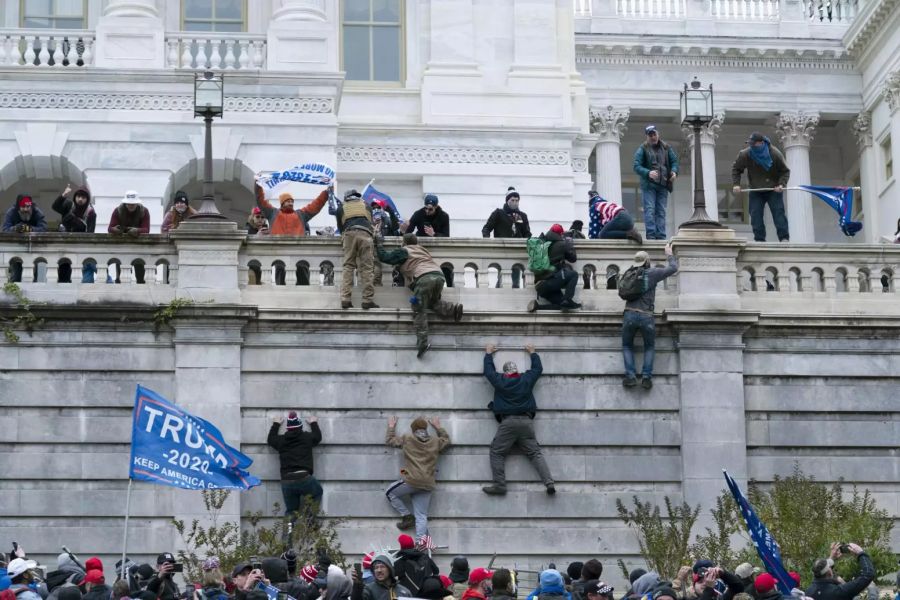 Trump-Anhänger hatten am 6. Januar 2021 das US-Kapitol gestürmt. Dieser Angriff auf die US-Demokratie hat zum zweiten Impeachment-Verfahren gegen Donald Trump geführt.