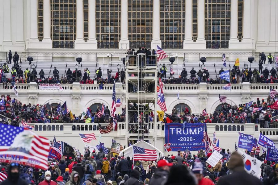 Trump-Anhänger hatten am 6. Januar 2021 das US-Kapitol gestürmt - dabei waren auch verschiedene rechtsextreme Gruppen mit dabei.