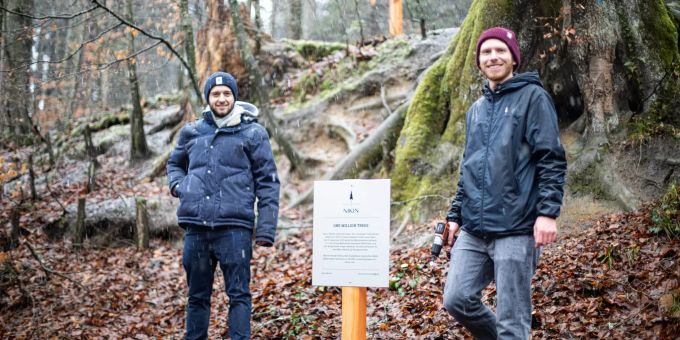 Firmeninhaber, Nicholas Hänny (links) und Robin Gnehm (rechts) feierten die geknackte Millionen-Baum-Grenze im Fünfweiher in Lenzburg. NIKIN