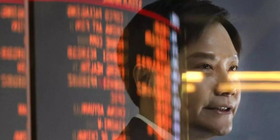 Xiamoi-Chef Lei Jun vor Aktienkurs-Anzeigetafeln in Hongkong (Archiv). Die USA haben den chnesischen Smartphone-Hersteller auf eine Schwarze Liste gesetzt. Foto: Vincent Yu/AP/dpa