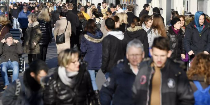 Grossandrang von Menschen auf während eines Sonntagsverkaufs. Sonntagsverkauf