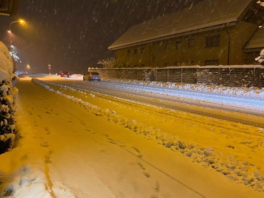 Tief verschneite Strassen führen zu zig Verkehrsbehinderungen.