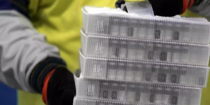 Behälter mit dem COVID-19-Impfstoff von Biontech/Pfizer werden für den Versand vorbereitet. Coronavirus