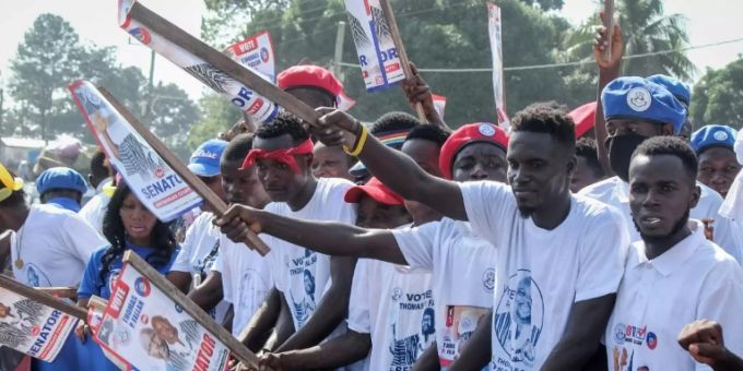 Menschen bei einer Wahlkampagne für Präsident Weah Menschen bei einer Wahlkampagne für Präsident Weah