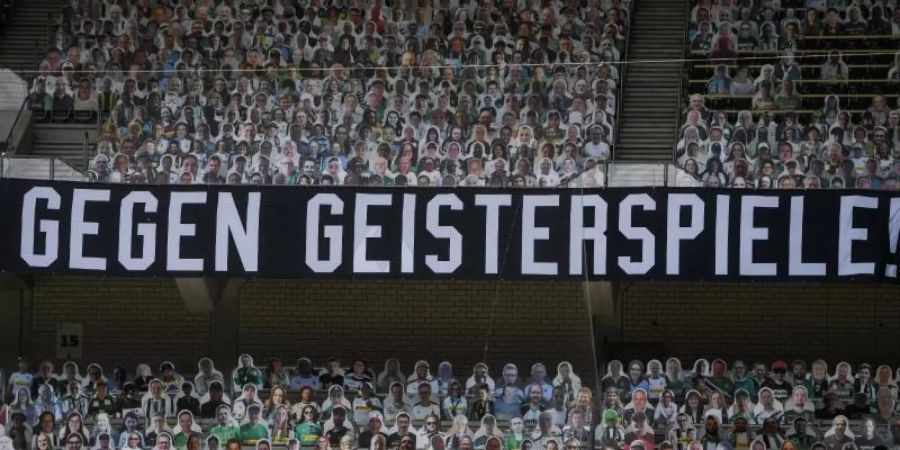Ein (mittlerweile) gewohntes Bild in Corona-Zeiten: Geisterspiele in deutschen Fussball-Stadien. Foto: Ina Fassbender/AFP-Pool/dpa