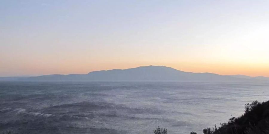 Von der Küste von Behramkale (auch bekannt als Assos) ist die griechische Insel Lesbos zu erkennen. Behramkale gehört zum Landkreis Ayvacik, von hier aus fahren die meisten Flüchtlingsboote los. Foto: picture alliance / dpa