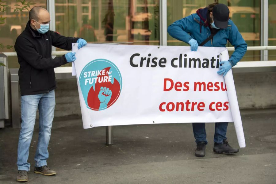 Zwei Männer mit Klimaplakat.