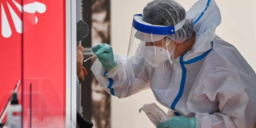 Neuer Flughafen, altes Prinzip: Corona-Test am BER. Foto: Patrick Pleul/dpa-Zentralbild/dpa