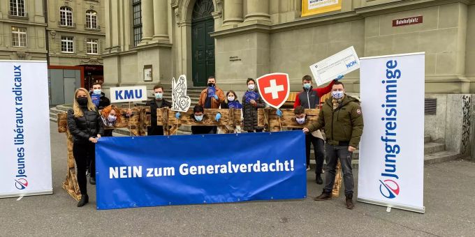 Aktion in Bern - Jungfreisinnige am Pranger gegen Konzern-Initiative