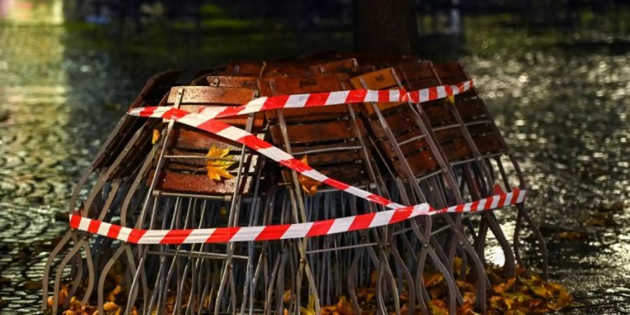Eingeklappte Restaurantstühle in Köln