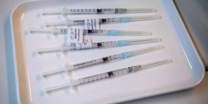 Spritzen des Pfizer-Biontech-Impfstoffes liegen bereit. Biontech Pfizer Impfstoff Rückruf