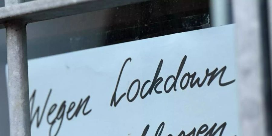 Ein Zettel weist auf ein geschlossenes Geschäft hin. Foto: Arne Dedert/dpa/Symbolbild/Archiv