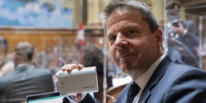 Martin Bäumle mit einem Luftmesser im Nationalratssaal. martin bäumle