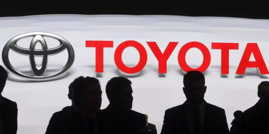 Ein Logo des Autoherstellers Toyota auf dem Genfer Autosalon. Foto: Uli Deck/dpa