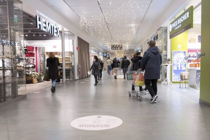 Menschen flanieren in einem Einkaufszentrum in Uppsala (Schweden). Das Land hat zur Bekämpfung des Coronavirus vergleichsweise nur sehr wenige Massnahmen ergriffen. Schweden Coronavirus