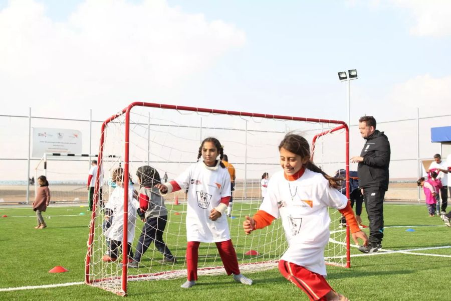 Mädchen spielen Fussball