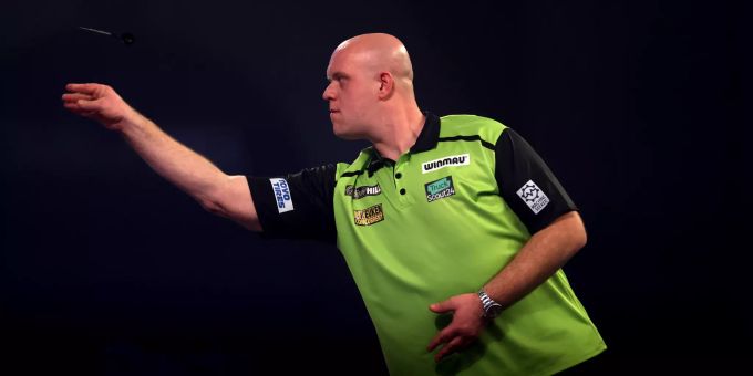 Der dreifache Weltmeister Michael van Gerwen hat sein erstes Spiel gewonnen. Nach Hause darf er dennoch nicht. Michael van Gerwen