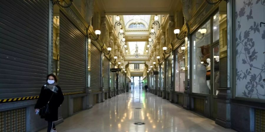 Fussgängerin in Einkaufspassage in Brüssel