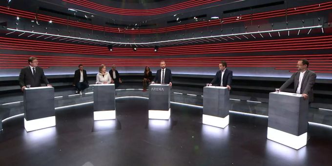 Am Freitagabend waren in der «Arena» SVP-Nationalrat Alber Rösti, FDP-Nationalrätin Christa Markwalder, SP-Nationalrat Jon Pult und Grünen Nationalrat Balthasar Glättli zu Besuch (von links nach rechts). Die Moderation übernahm Mario Grossniklaus (Mitte). SRF Arena Coronavirus