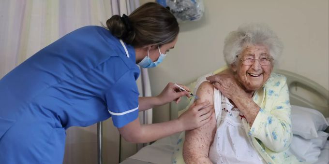 Grossbritannien begann am 8. Dezember bereits damit, die Bevölkerung gegen das Coronavirus zu impfen. Coronavirus - Grossbritannien