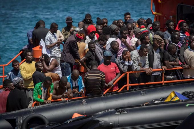 Migranten aus Afrika werden mit einem Boot an die spanische Küste gefahren. kanarische inseln